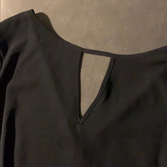 Black key hole blouse - Picture 2 of 3